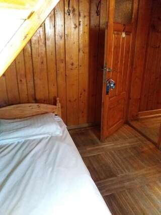 Хостелы Hostel Stara Polana Закопане Двухместный номер с 2 отдельными кроватями и общей ванной комнатой-1