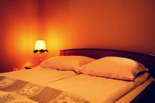 Хостелы Hostel Stara Polana Закопане Четырехместный номер с собственной ванной комнатой-1