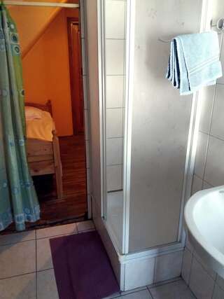 Хостелы Hostel Stara Polana Закопане Небольшой двухместный номер с 2 отдельными кроватями-1